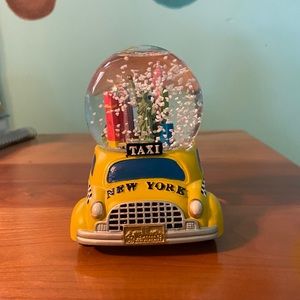 New York taxi snow globe